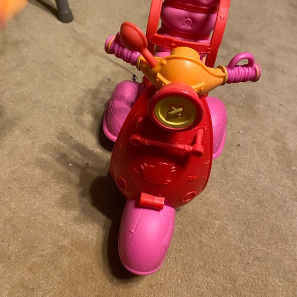 Lalaloopsy moped car with remotes - Picture 3 of 3